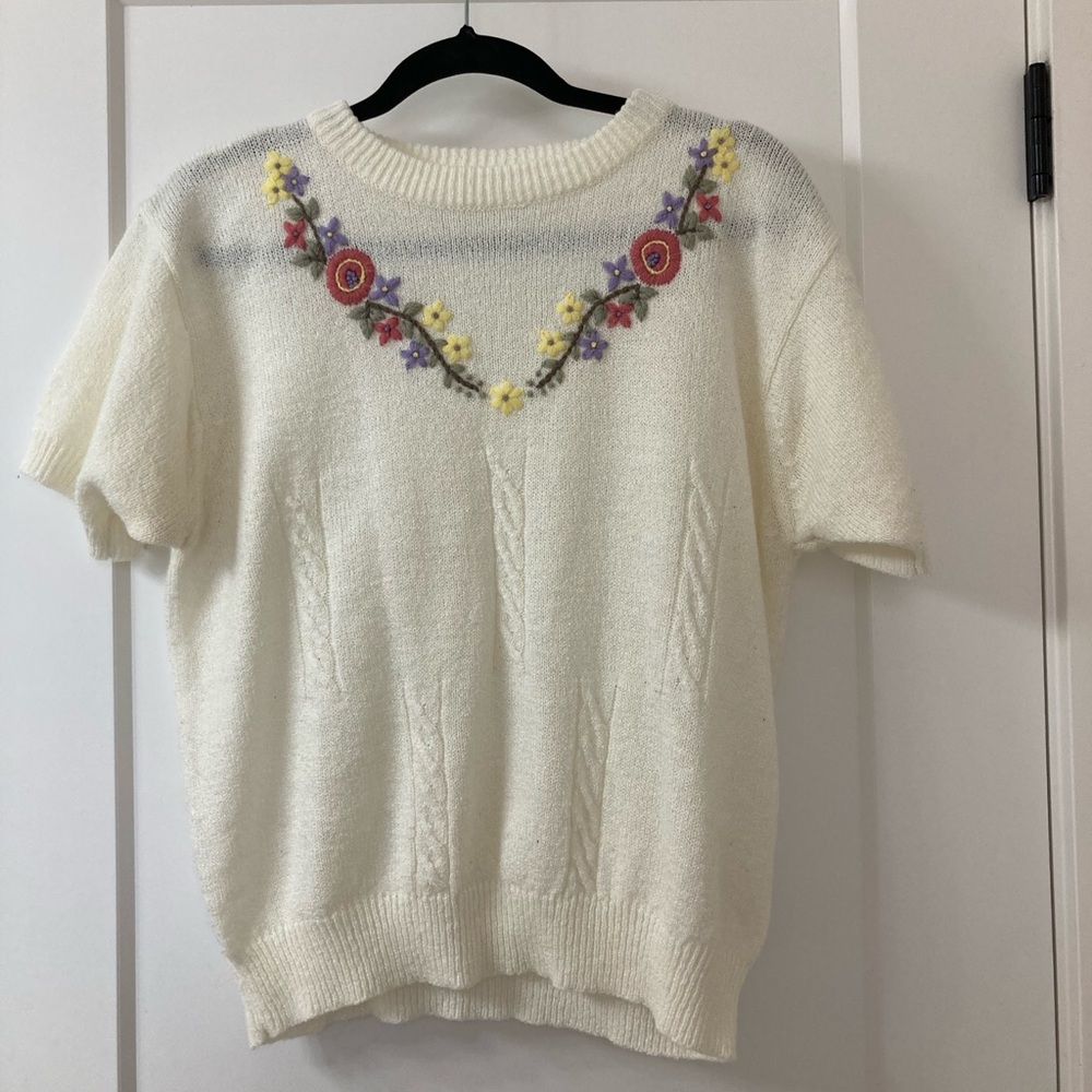 4/$30 Vintage Short Sleeve Knit Top Embroidered Floral Sz M Barbara Sue